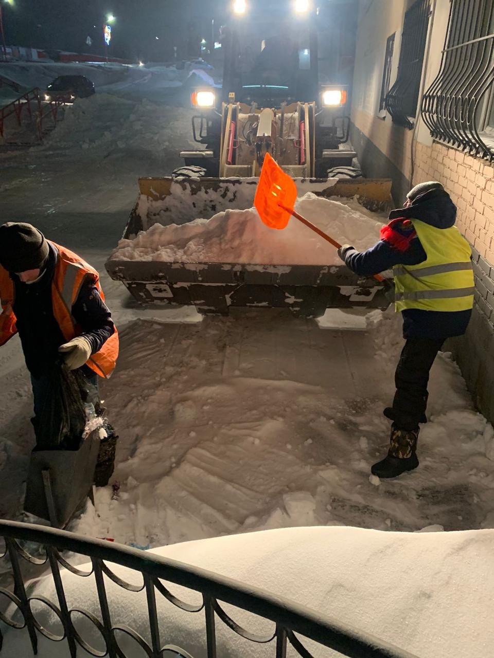 За сегодняшнюю ночь из Сатки вывезено 300 тонн снега | 12.01.2024 | Сатка -  БезФормата